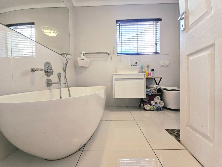 4 Bedroom Property for Sale in Marina Da Gama Western Cape